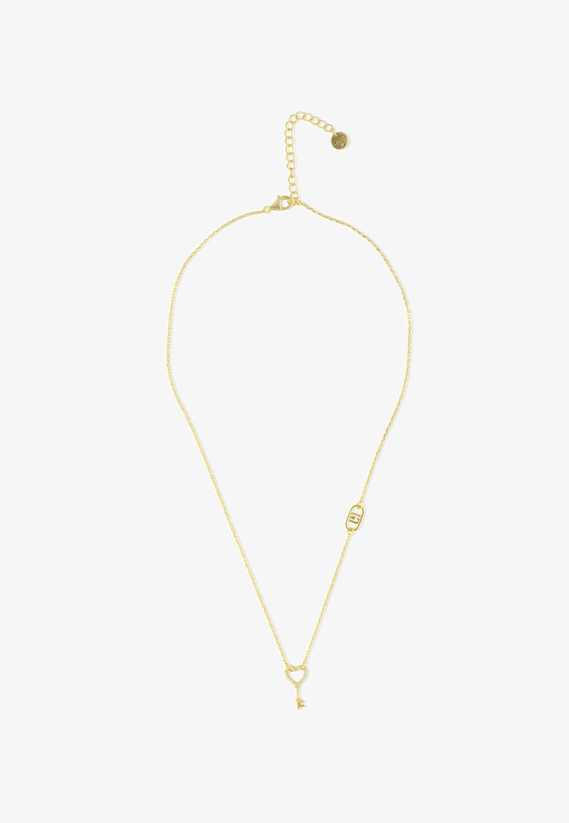 Collier délicat en chaîne d'or avec un fermoir réglable et un petit pendentif en forme de clé cœur au centre.