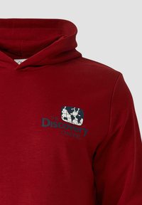 Diep rode hoodie met het logo van The Discovery Channel, inclusief een gestileerde globe en tekst op de linkerborst.