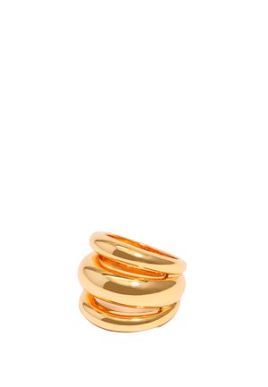 Anillo de triple banda en tono dorado con una superficie lisa y pulida. Forma circular con espacios huecos entre las bandas para un diseño en capas.