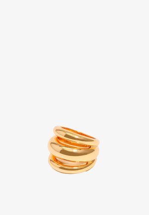 Gouden, driedelige ring met een gladde, gepolijste oppervlakte. Circulaire vorm met holle ruimtes tussen de banden voor een gelaagd ontwerp.
