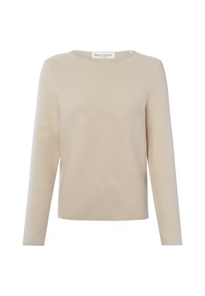 Beige trui met lange mouwen en ronde hals, voorzien van een subtiele geribbelde textuur en een merklabel aan de binnenkant van de halslijn.