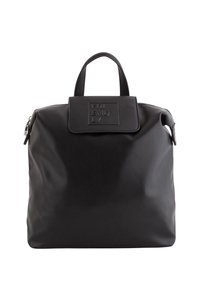 Mochila negra hecha de material sintético suave con forma rectangular. Cuenta con un cierre de cremallera, asa en la parte superior y el logotipo "FRIENDLY" en relieve en la solapa.