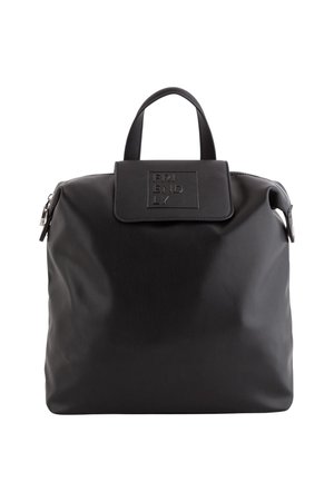 Sac à dos noir en matériau synthétique lisse avec une forme rectangulaire. Comprend une fermeture éclair, une poignée supérieure et un logo "FRIENDLY" en relief sur le rabat.