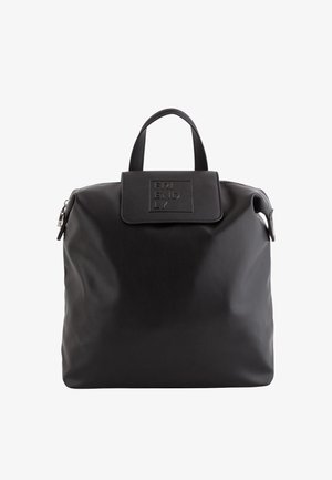 Mochila negra hecha de material sintético suave con forma rectangular. Cuenta con un cierre de cremallera, asa en la parte superior y el logotipo "FRIENDLY" en relieve en la solapa.