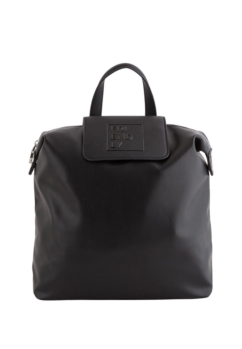 Mochila negra hecha de material sintético suave con forma rectangular. Cuenta con un cierre de cremallera, asa en la parte superior y el logotipo "FRIENDLY" en relieve en la solapa.