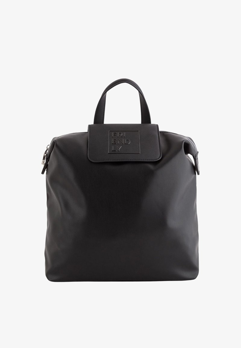 Mochila negra hecha de material sintético suave con forma rectangular. Cuenta con un cierre de cremallera, asa en la parte superior y el logotipo "FRIENDLY" en relieve en la solapa.