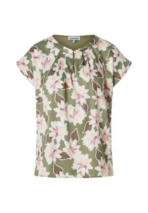 Kurzärmlige, florale Bluse in Olivgrün, mit rosa und braunen Blumenmustern, weichem Stoff und rundem Hals mit Faltenverzierung.