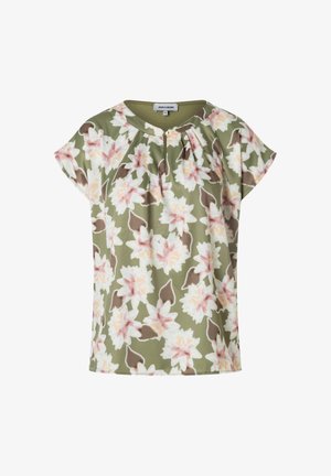 Korte mouwen, bloeiende blouse in olijfgroen, met roze en bruine bloemenpatronen, zachte stof en een ronde hals met plooidetails.