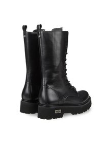 Czarne skórzane botki za kostkę z wysoką cholewką, akcentem zamka błyskawicznego i grubą kauczukową podeszwą. Posiadają pionowy detal sznurowania oraz pętelkę z tyłu.