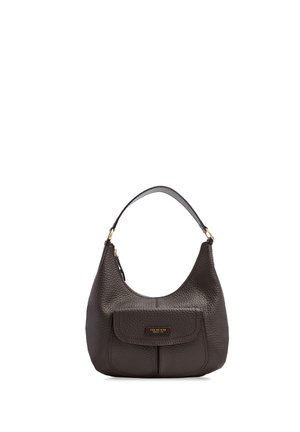 Dunkelbraune, strukturierte Lederhandtasche mit einem Griff und einer vorderen Klappentasche mit einer kleinen goldenen Markentafel.