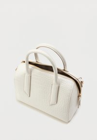 Bela torbica iz umetne kože s kroko vzorcem, z dvojno ročico, zlatim zadrgo in strukturirano obliko. Gladka tekstura in kvadratna oblika.