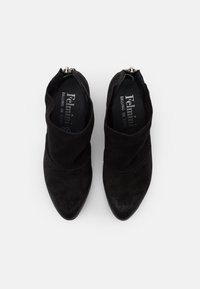 Botas de tobillo de ante negro con punta afilada y diseño plegado. Cuenta con una cremallera lateral y textura suave. Adecuadas para diversas ocasiones.