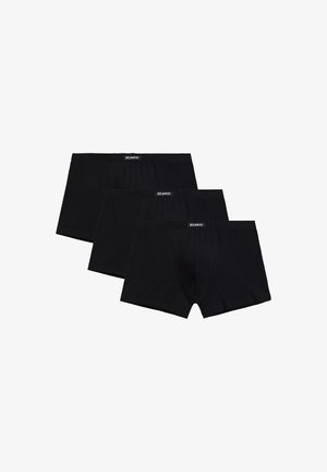 Czarne bokserki wykonane z bawełny, z elastycznym pasem z logo oraz klasycznym, dopasowanym krojem. Trzy pary ułożone pionowo.
