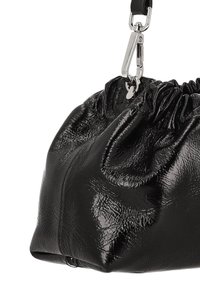 Schwarze Lederhandtasche mit strukturierter Oberfläche, gerafftem oberen Abschluss und silbernem Clip-Verschluss. Verfügt über eine weiche, runde Form.