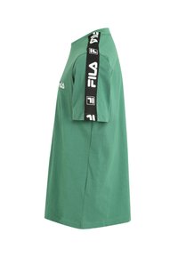 Camiseta de algodón verde con cuello redondo, mangas cortas y rayas laterales negras con la marca "FILA" en blanco. Textura suave, ajuste relajado.