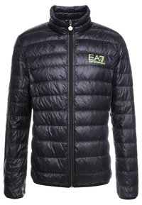 Giacca nera imbottita con colletto alto, cuciture orizzontali e chiusura con zip. Presenta un logo EA7 verde sul petto.