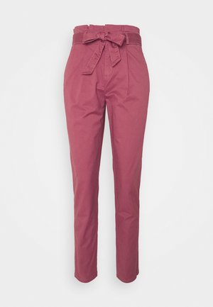 Pantalones altos de talle rosa, hechos de una tela suave, con un cinturón de lazo en la parte frontal, piernas ajustadas y pliegues para dar forma.