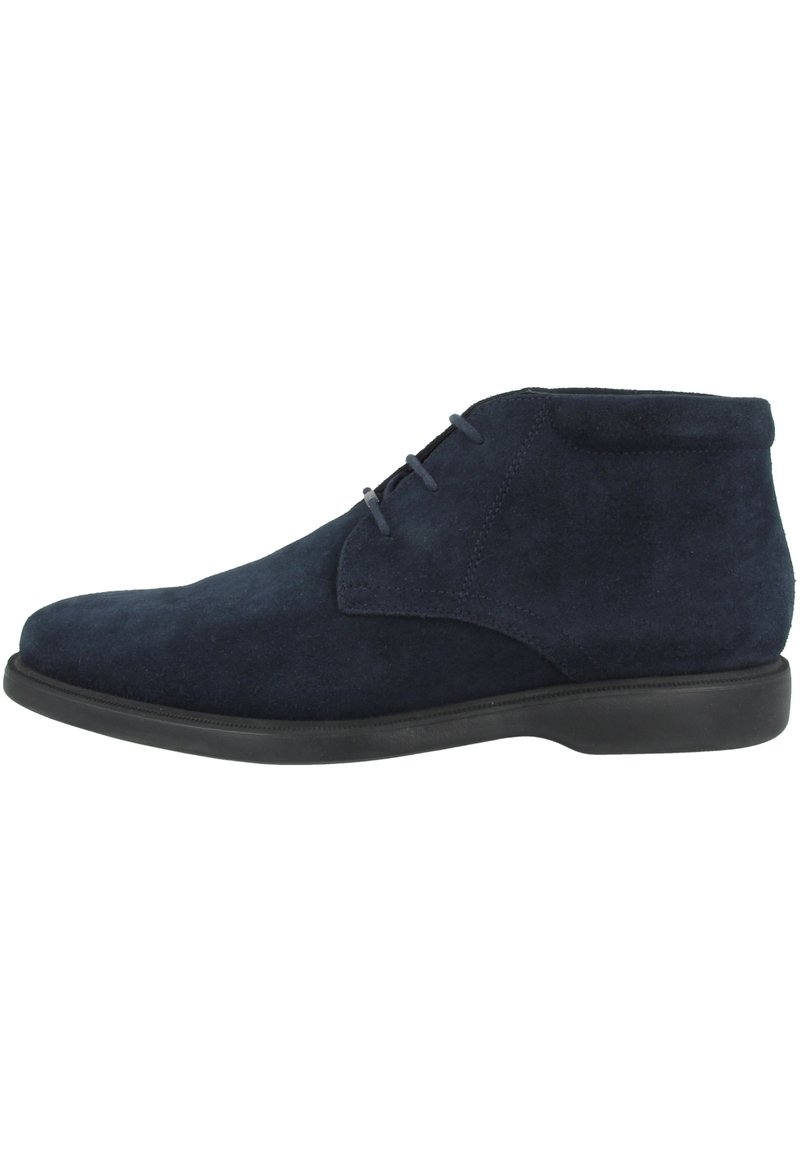 Botines de ante azul marino con punta redonda, diseño de cordones y suela de goma negra contrastante. Acentos de costura simple en la parte superior.