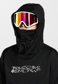 Schwarzer Kapuzenpullover mit Bindeband am Hals, ausgestattet mit einem weißen "VOLCOM SNOW" Logo und ergänzt durch große verspiegelte Skibrillen.