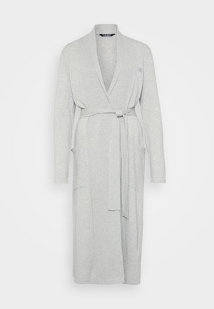 Robe longo cinza claro feito de tecido suave, com gola xale, mangas longas, cinto de laço e dois bolsos frontais.