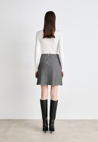 HUGO NALIRIA - A-Linien-Rock - grau