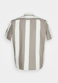 Camicia a maniche corte vista da dietro, con righe verticali in beige e crema con accenti azzurri. Tessuto morbido, vestibilità rilassata.