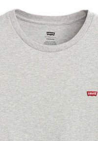 T-shirt levi's grigio chiaro con collo rotondo, piccolo logo levi's rosso sul lato sinistro del petto e etichetta stampata all'interno del colletto.