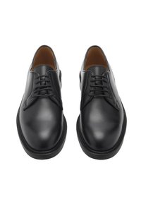 Zwarte lederen schoenen met een ronde neus, vlakke veters en een gladde textuur. Het interieur heeft een beige voering en een uniforme zool.