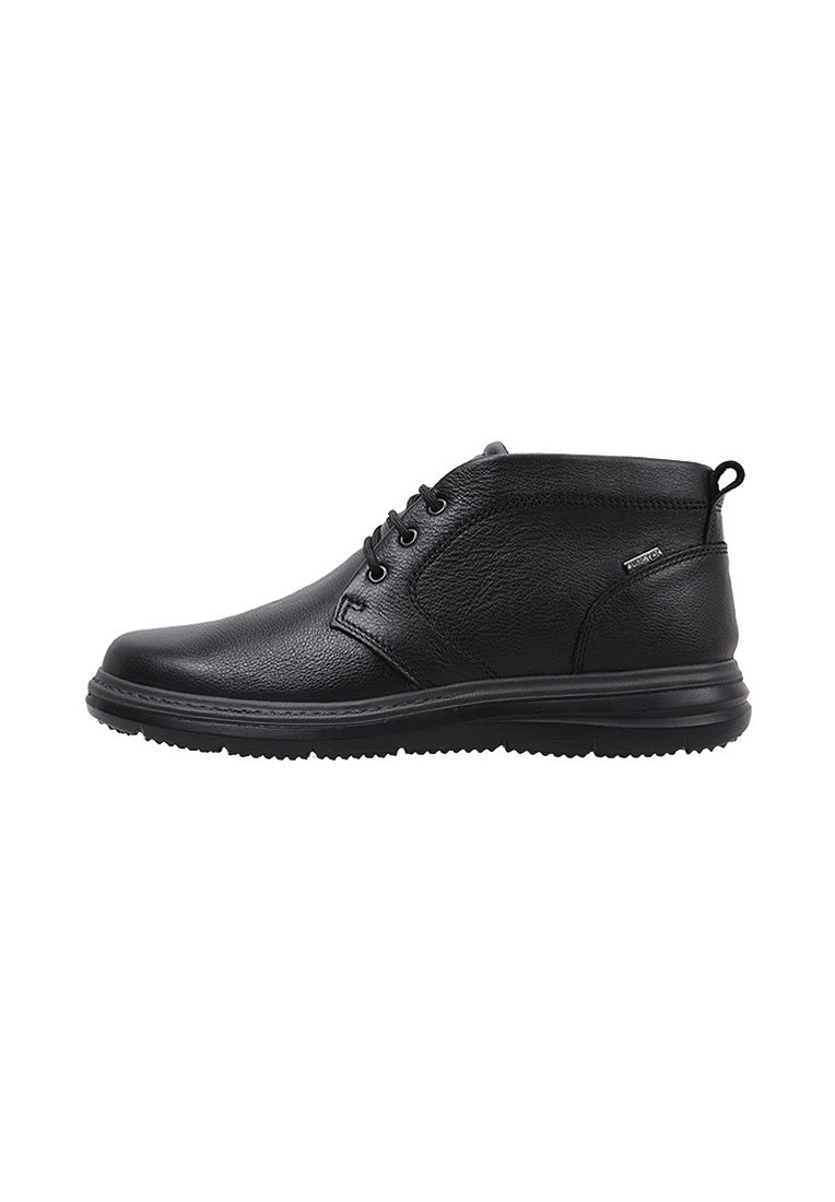 Botas de tobillo de cuero negro con un acabado texturizado, diseño con cordones y un collarín acolchado. Presentan una suela de goma resistente y un pequeño logo en el lateral.