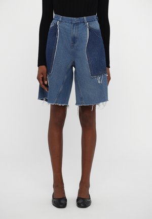 Ksenia Schnaider REWORKED BERMUDA  - Džinsa auduma šorti - denim mixed blue
