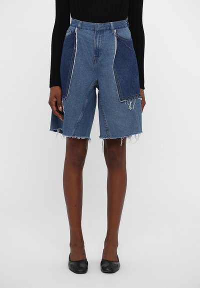 Ksenia Schnaider REWORKED DENIM BERMUDA SHORTS niebieski denim