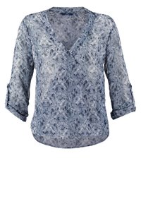 Blouse bleue légère et transparente avec un décolleté en V, des manches trois-quarts et un motif léopard texturé. Dotée d'une fermeture à boutons à l'avant.