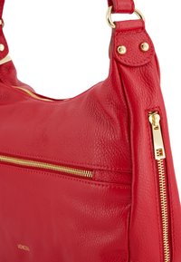 Rote Leder-Schultertasche mit strukturiertem Oberflächenmaterial, ausgestattet mit einem goldenen Reißverschluss und Hardware-Akzenten. Beinhaltet eine Vordertasche für zusätzlichen Stauraum.
