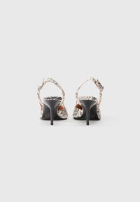 Høye hælsandaler med et slangeskinnmønster, med en svart stiletthette og justerbar ankelstropp. Teksturt syntetisk materiale.