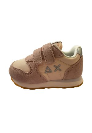 Sneaker per bambini in suede rosa e materiale sintetico con due cinturini in velcro, dettagli argentati e suola in gomma. Presenta un dettaglio triangolare del logo.