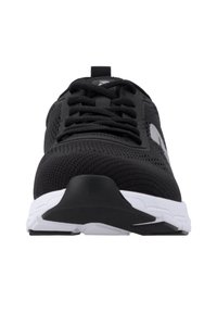 Schwarzer Sportschuh mit schwarzen Schnürsenkeln, weißer Sohle und weißem Logo an der Seite, von vorne auf weißem Hintergrund gezeigt.