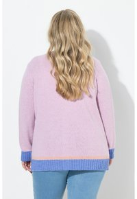 Liliowy sweter z dzianiny o luźnym kroju, z prążkowanymi mankietami i dolną krawędzią w kontrastującym niebieskim kolorze oraz subtelnym brzoskwiniowym paskiem wzdłuż dołu.