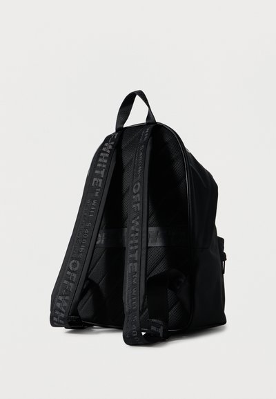 Μαύρο σακίδιο με επενδυμένη πλάτη και ρυθμιζόμενους ιμάντες ώμου που φέρουν το κείμενο και τη σήμανση "OFF-WHITE".