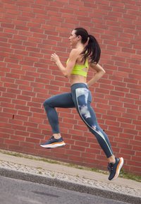 Saucony ENDORPHIN SPEED 4 - Tekaški copati za cesto - dusk/peel