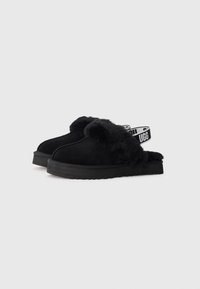 Svarte slip-on sko laget av semsket skinn med en plysj-overdel. Har en polstret såle og et merket stropp bak for en trygg passform.