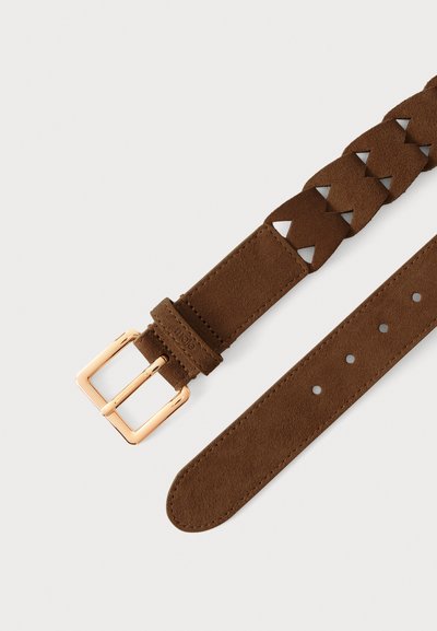 Ceinture en daim marron avec boucle métallique dorée, comprenant à la fois des sections de sangle tressées et lisses avec des trous de réglage.
