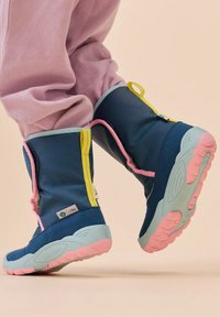 Blaue wasserdichte Stiefel mit gelben und pinken Akzenten, strukturiertem Sohlenprofil und gepolstertem Design. Lebendige Farben und eine Ziehlasche für ein einfaches Anziehen.