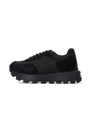 Sorte atletiske sneakers lavet af læder og ruskind, med en kraftig gummisål med dybe riller og et simpelt snørebåndsdesign.
