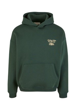 Groene katoenen hoodie met een voork специjzak, trekkoordkap en gouden logodetails op de borst. Zachte textuur met geribde manchetten.