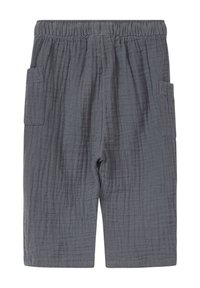 Graue Baumwollshorts mit strukturiertem Oberflächenmaterial, elastischem Bund und zwei Seitentaschen. Das Design ist locker geschnitten für zusätzlichen Komfort.