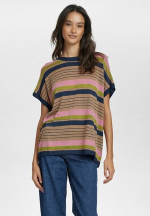 Gestreepte gebreide top in tinten roze, groen, marineblauw en bruin; korte mouwen, losse pasvorm en ribbelboord ronde halslijn. Gecombineerd met blauwe denim broek.