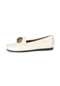 Witte loafer van leer met krokodillenprint, voorzien van een ronde decoratieve metalen sierrand aan de voorkant, een zwarte platte zool en gestikte details.
