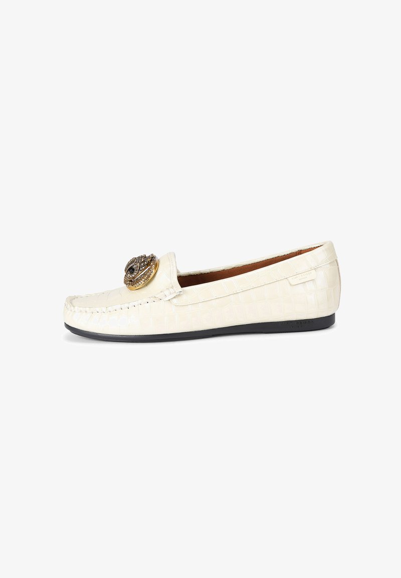 Witte loafer van leer met krokodillenprint, voorzien van een ronde decoratieve metalen sierrand aan de voorkant, een zwarte platte zool en gestikte details.