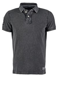 Polo à manches courtes noir délavé avec deux boutons blancs, col et petite écusson logo sur l'ourlet avant inférieur droit.