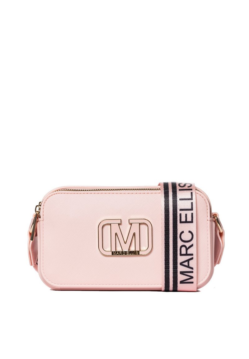 Borsa a tracolla sintetica rosa con logo dorato, chiusura con zip e una tracolla a righe con il nome del marchio. Texture liscia.